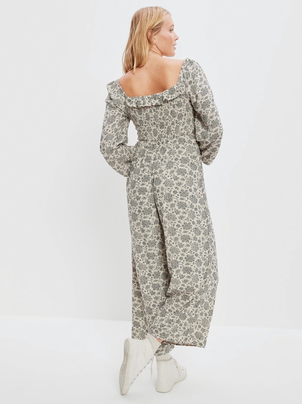 AMERICAN EAGLE WOMEN BEIGE FLORAL SMOCKED PUFF-SLEEVE JUMPSUIT - Picture 2 of 13
